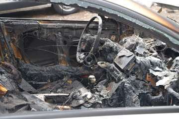 Imágenes de algunos de los vehículos afectados por los incendios en el parquin de Arnao y solar de Punto Fielato/TA.